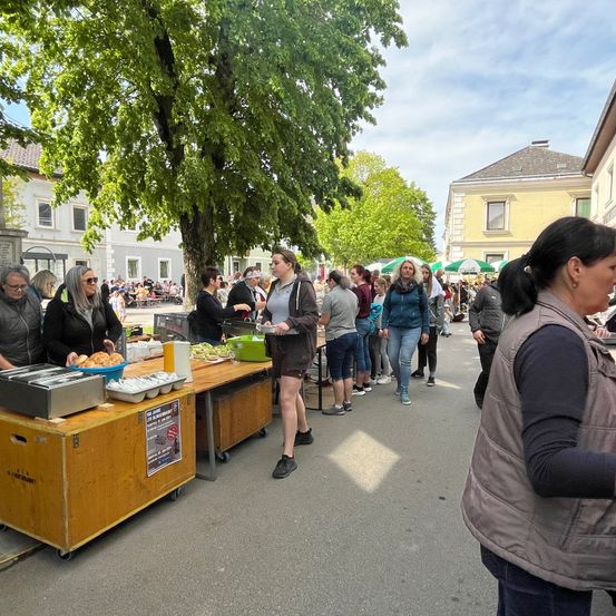 Bild enthält, Urban, City, Shoe, Adult, Female, Person, Woman, Neighborhood, Market, Glasses