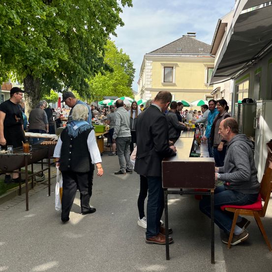 Bild enthält, Hat, Neighborhood, Shoe, Chair, Handbag, Adult, Male, Man, Person, Woman