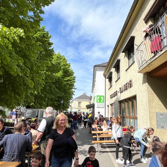 Bild enthält, Neighborhood, City, Street, Urban, Adult, Female, Person, Woman, Restaurant, Cafe