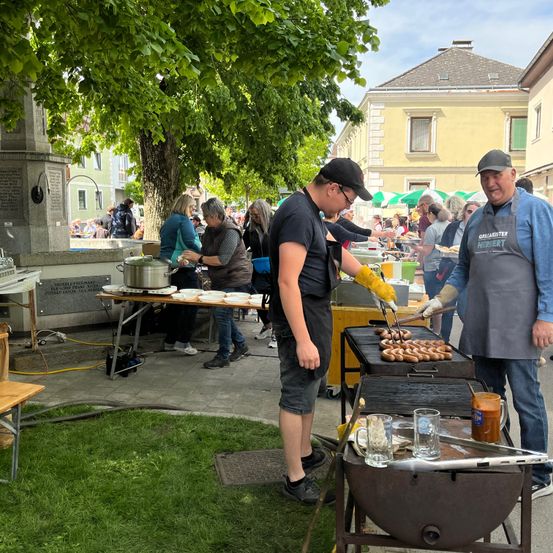 Bild enthält, Bbq, Glove, Shoe, Cup, Handbag, Hat, Adult, Male, Man, Person