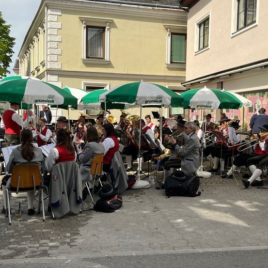 Bild enthält, Group Performance, Music Band, Person, People, Shoe, Adult, Female, Woman, Indoors, Man