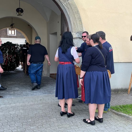 Bild enthält, Handbag, Pants, Skirt, Glasses, Shoe, Hat, Person, Adult, Male, Man