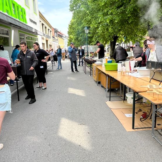 Bild enthält, Urban, Shoe, Adult, Female, Person, Woman, Male, Man, City, Shorts
