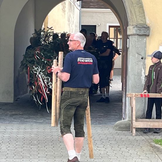 Bild enthält, Pants, Coat, Adult, Male, Man, Person, Shorts, Path, Shoe, Face