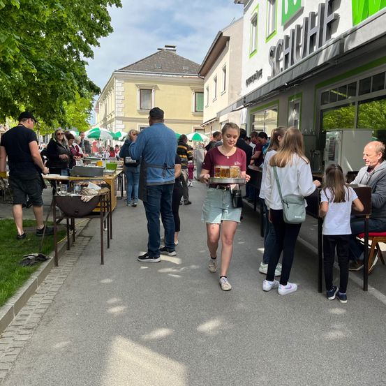 Bild enthält, Neighborhood, Urban, City, Handbag, Shoe, Restaurant, Person, Adult, Male, Man
