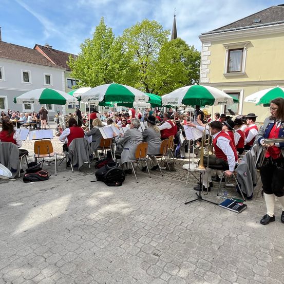 Bild enthält, People, Person, Shelter, Adult, Female, Woman, Urban, Shoe, Neighborhood, City