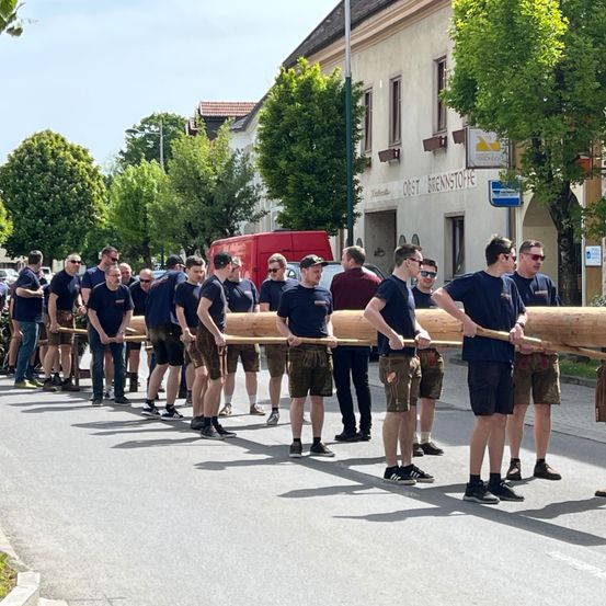 Bild enthält, People, Person, Adult, Male, Man, Neighborhood, Shoe, Shorts, Funeral, Urban