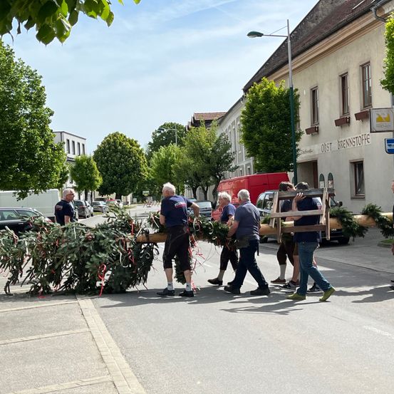 Bild enthält, Shoe, People, Person, Car, Walking, Neighborhood, City, Chair, Shorts, Plant