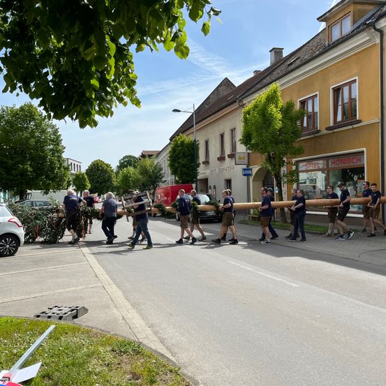 Bild enthält, Neighborhood, City, Road, Street, Urban, Car, Shoe, Person, People, Chair