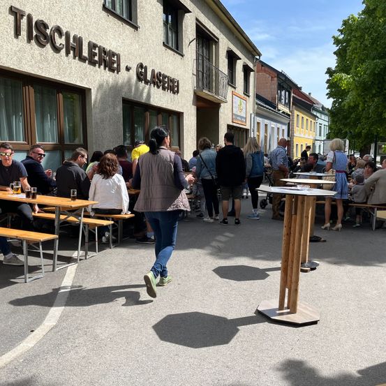 Bild enthält, Restaurant, Cafeteria, Urban, City, Shoe, Cafe, Neighborhood, Cup, Person, Glasses