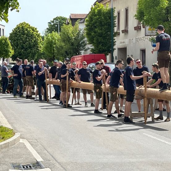 Bild enthält, People, Person, Boy, Male, Teen, Adult, Man, Car, Shorts, Shoe