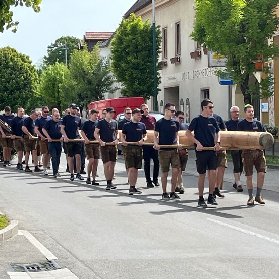Bild enthält, People, Person, Adult, Male, Man, Shoe, Car, Jeans, Shorts, Funeral