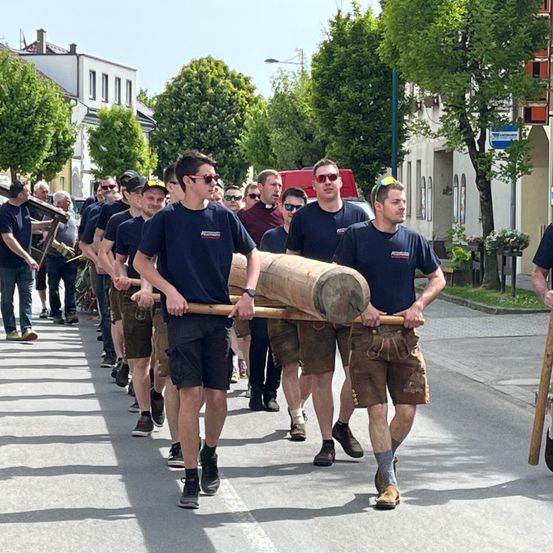 Bild enthält, People, Person, Adult, Male, Man, Shorts, Shoe, Car, Jeans, Wheel