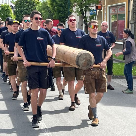 Bild enthält, People, Person, Shorts, Adult, Male, Man, Female, Woman, Jeans, Shoe