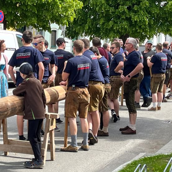 Bild enthält, People, Person, Adult, Male, Man, Female, Woman, Shorts, Shoe, Jeans