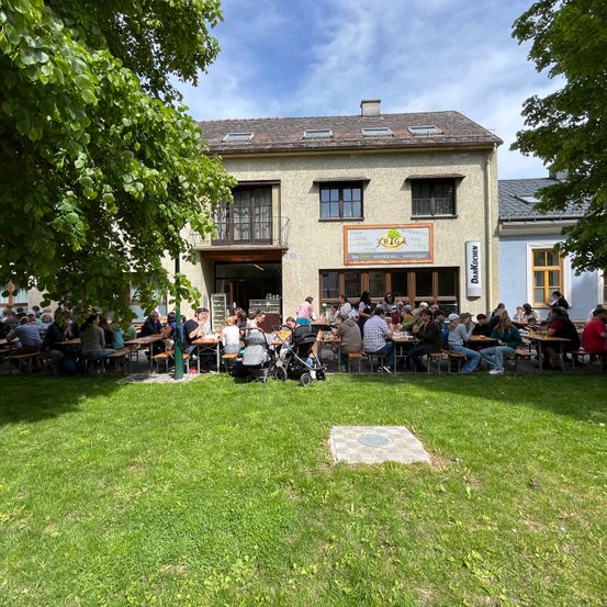 Bild enthält, Grass, Shelter, Neighborhood, Restaurant, Lawn, College, Urban, Shoe, Person, City