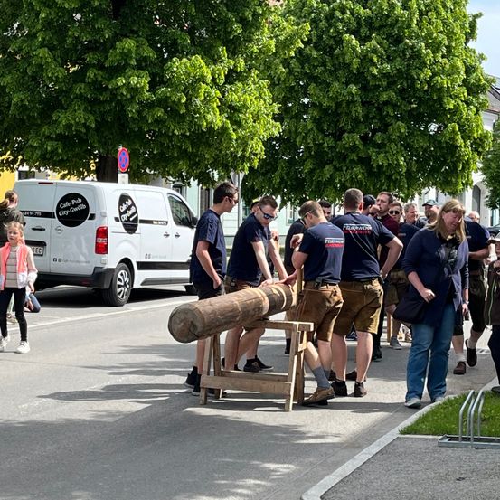 Bild enthält, Adult, Female, Person, Woman, Male, Man, Shoe, Coat, Car, Jeans