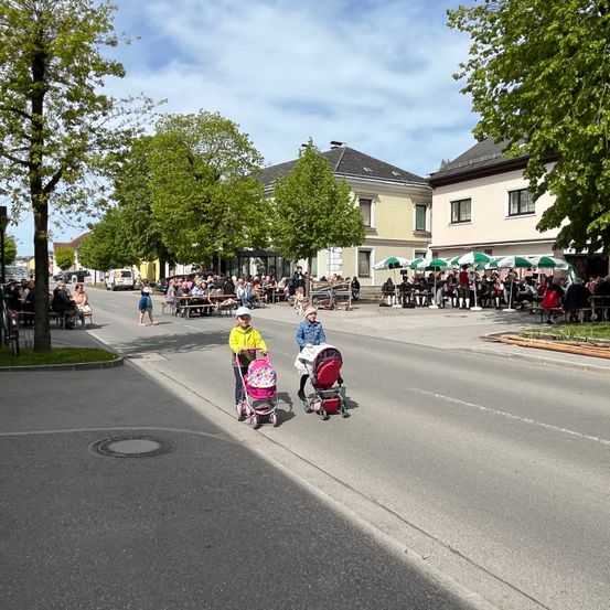 Bild enthält, Neighborhood, City, Road, Street, Urban, Person, Shoe, Car, Hat, Bicycle