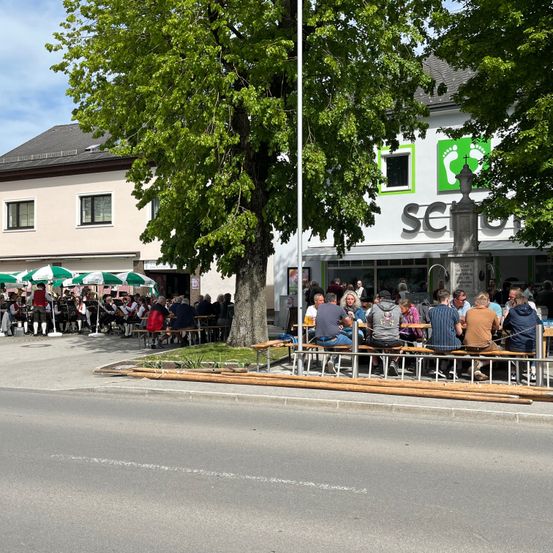 Bild enthält, Restaurant, Neighborhood, City, Urban, Street, Shoe, Cafeteria, Person, Handbag, Cafe