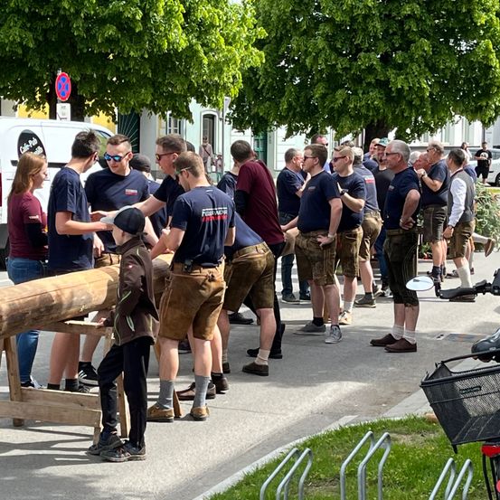 Bild enthält, People, Person, Adult, Male, Man, Jeans, Shoe, Car, Bicycle, Wheel