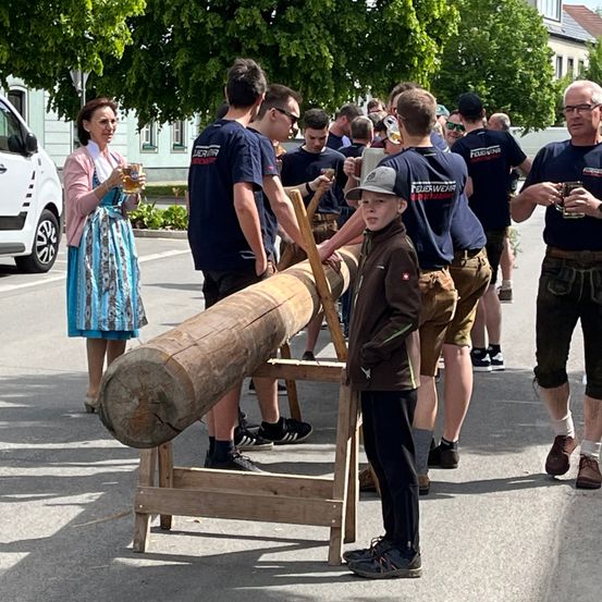 Bild enthält, Adult, Male, Man, Person, Female, Girl, Teen, Woman, Jeans, Shoe