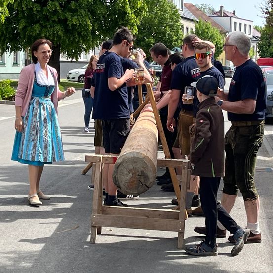Bild enthält, Female, Girl, Person, Teen, Street, Adult, Male, Man, Shoe, Jeans