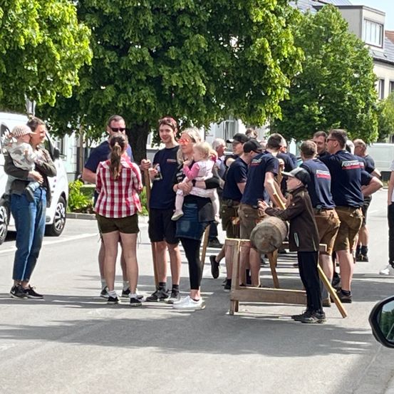Bild enthält, People, Person, Street, Adult, Male, Man, Shorts, Neighborhood, Car, Shoe