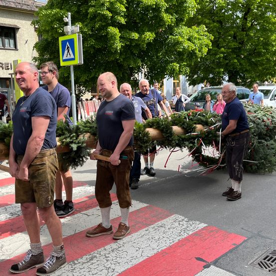 Bild enthält, Shoe, Adult, Male, Man, Person, Car, City, Street, Shorts, Glasses