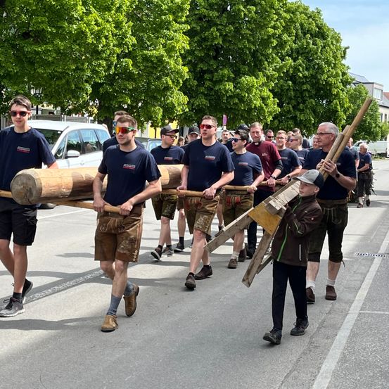 Bild enthält, People, Person, Boy, Male, Teen, Adult, Man, Car, Shoe, Glasses