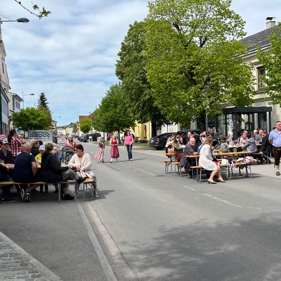 Bild enthält, Neighborhood, City, Road, Street, Urban, Restaurant, Cafeteria, Person, Shoe, Cafe
