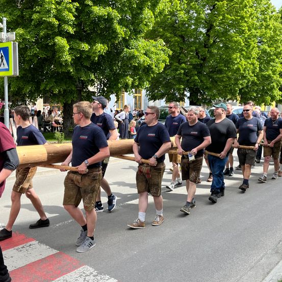 Bild enthält, People, Person, Shoe, Adult, Male, Man, Wristwatch, Glasses, Shorts, Hat