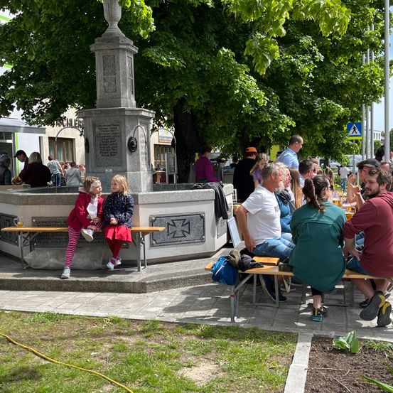 Bild enthält, Shoe, Adult, Female, Person, Woman, Handbag, Male, Man, Hat, Urban