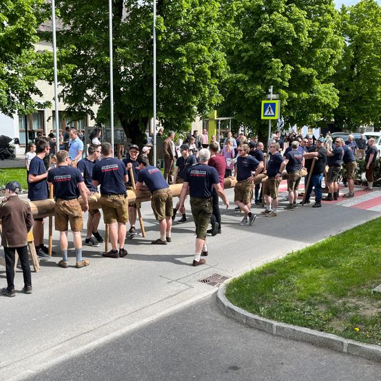 Bild enthält, People, Person, Adult, Male, Man, Shoe, Chair, Hat, Car, Glasses
