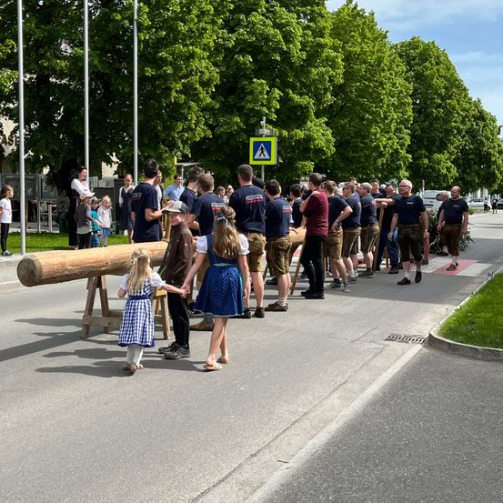 Bild enthält, People, Person, Child, Female, Girl, Shoe, Shorts, Urban, Tree, Walking