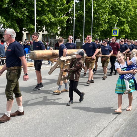 Bild enthält, People, Person, Adult, Male, Man, Shoe, Child, Female, Girl, Boy