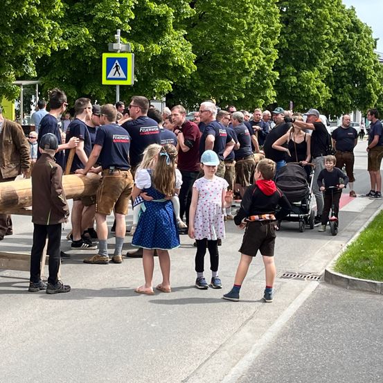 Bild enthält, People, Person, Walking, Child, Female, Girl, Adult, Male, Man, Boy