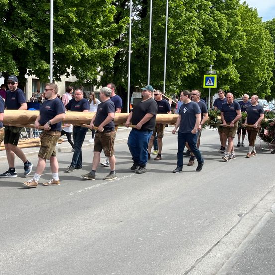 Bild enthält, People, Person, Shoe, Wristwatch, Hat, Glasses, Car, Shorts, Jeans