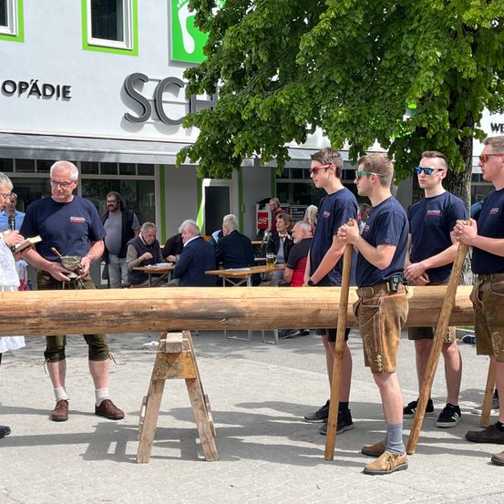 Bild enthält, Wood, Shorts, Plywood, People, Person, Shoe, Adult, Male, Man, Glasses
