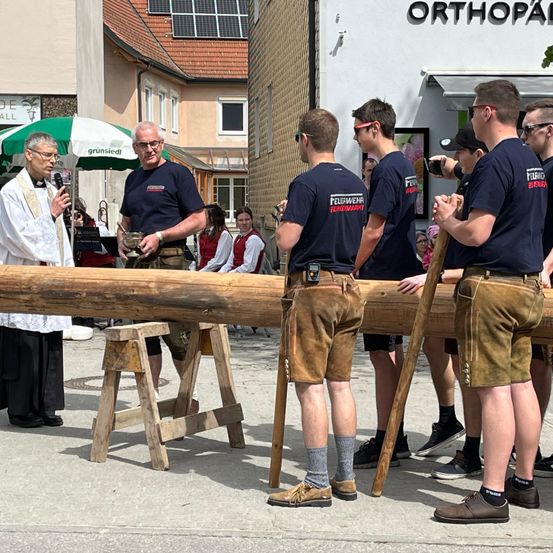 Bild enthält, Wood, Shorts, Plywood, Adult, Male, Man, Person, Shoe, People, Wristwatch