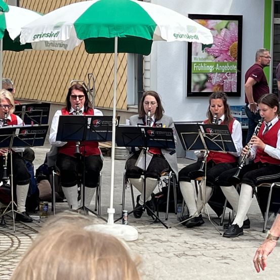 Bild enthält, Adult, Female, Person, Woman, Male, Man, Musical Instrument, Oboe, Group Performance, Music Band