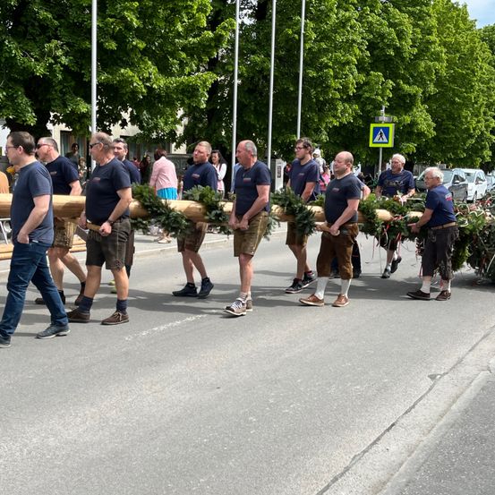 Bild enthält, People, Person, Shoe, Adult, Male, Man, Jeans, Car, Shorts, Head