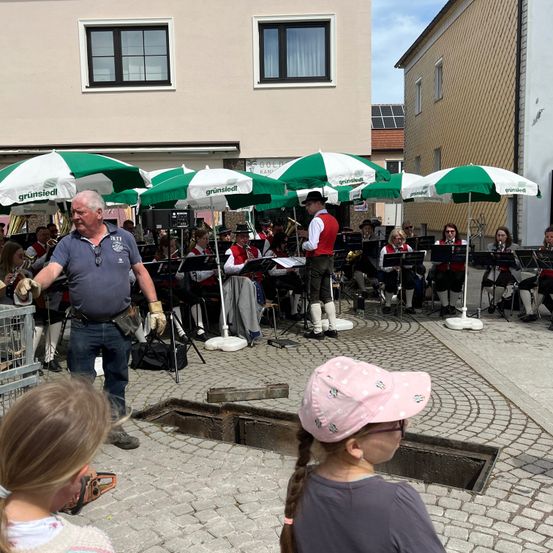 Bild enthält, Glove, Handbag, Hat, Person, Adult, Male, Man, Path, Child, Girl
