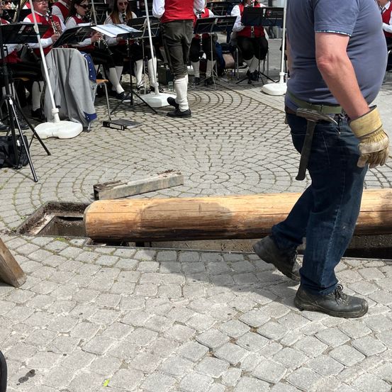 Bild enthält, Wood, Path, Pants, Glove, Walkway, Shoe, Adult, Male, Man, Person