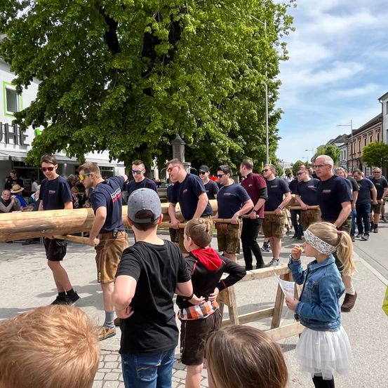 Bild enthält, People, Person, Boy, Child, Male, Adult, Man, Female, Girl, Jeans