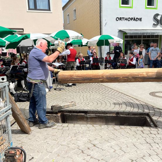 Bild enthält, Glove, Wood, Adult, Female, Person, Woman, Path, Shoe, Handbag, Man