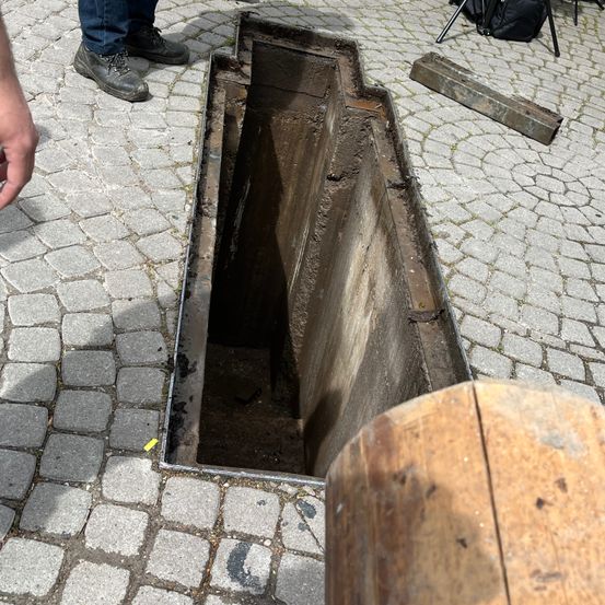 Bild enthält, Path, Walkway, Flagstone, Road, Cobblestone, Person, Shoe, Hole, Drain, Pants