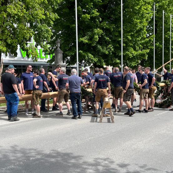Bild enthält, People, Person, Shoe, Shorts, City, Jeans, Hat, Tree, Urban, Street