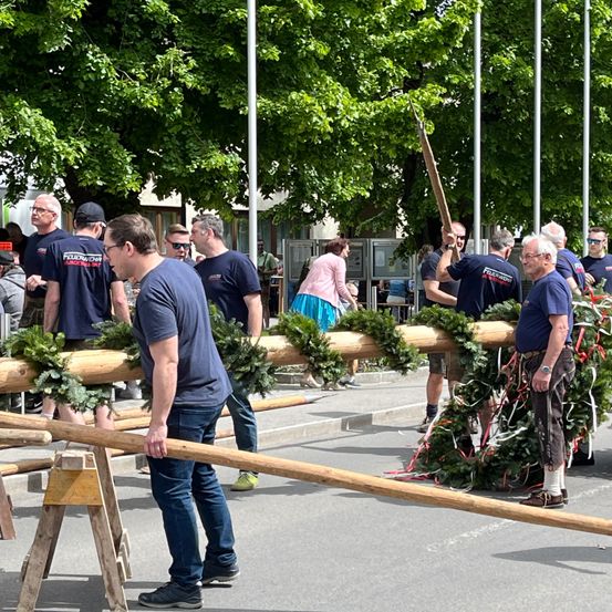 Bild enthält, Adult, Male, Man, Person, People, Shoe, Wristwatch, Shorts, Jeans, Glasses