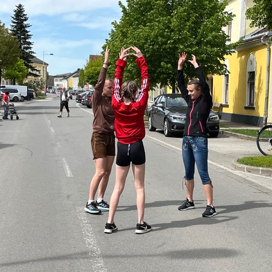 Bild enthält, People, Person, Shorts, Shoe, Neighborhood, Bicycle, Wheel, Car, Pedestrian, Jeans