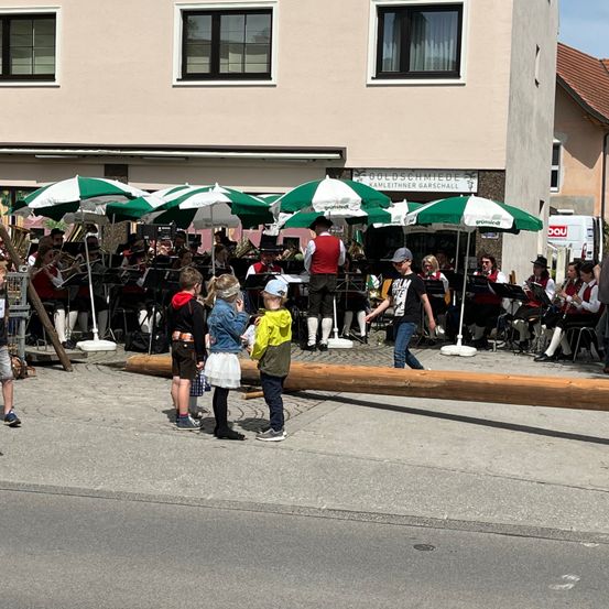 Bild enthält, Restaurant, Neighborhood, Person, City, Shoe, Skirt, Handbag, People, Hat, Street